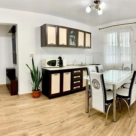 Cazare Apartament Orsovaアパートメント エクステリア 写真