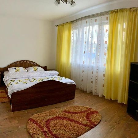 Cazare Apartament Orsovaアパートメント エクステリア 写真