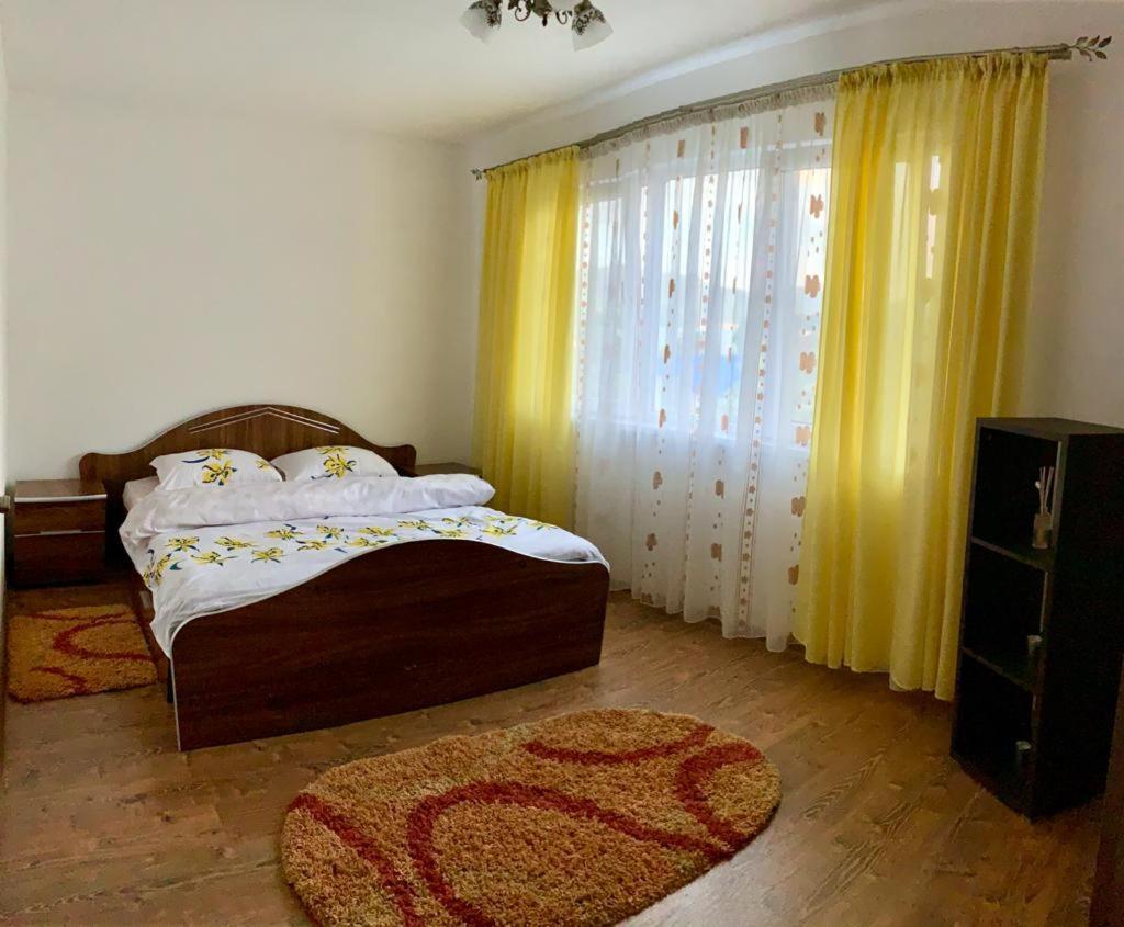 Cazare Apartament Orsovaアパートメント エクステリア 写真