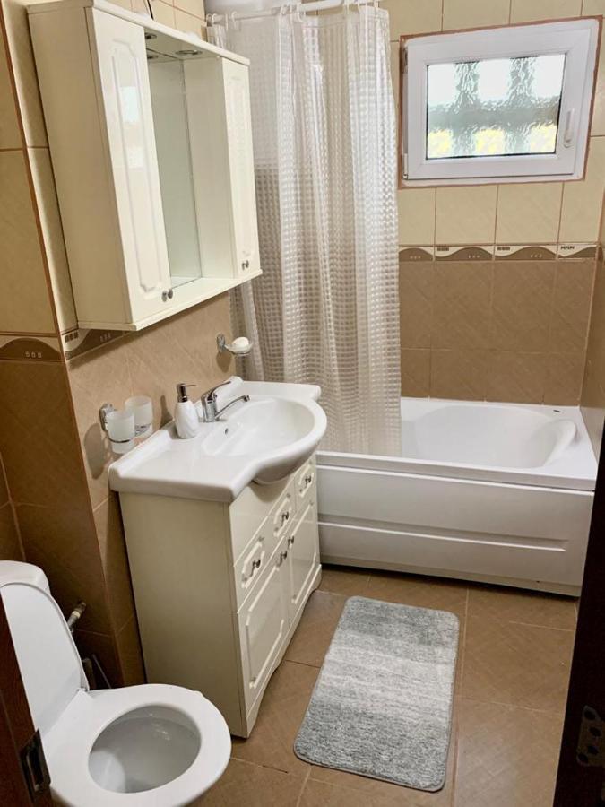 Cazare Apartament Orsovaアパートメント エクステリア 写真