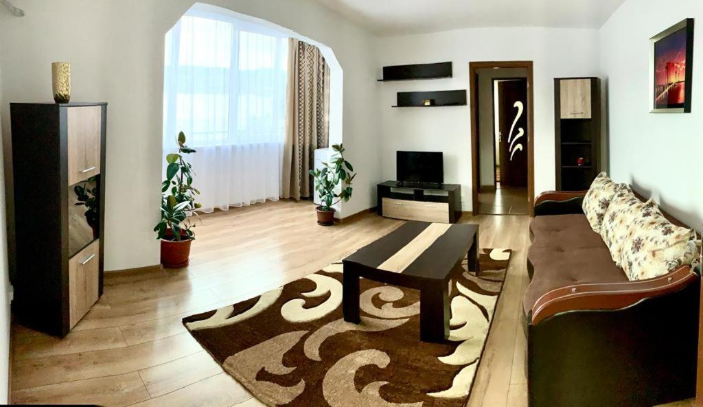 Cazare Apartament Orsovaアパートメント エクステリア 写真